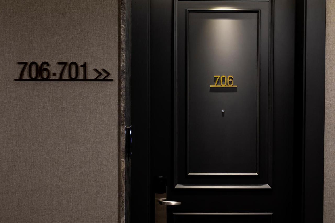 איסטמבול Wish More Hotel Sisli מראה חיצוני תמונה A door in the hotel